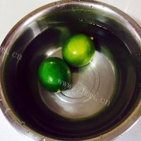 甜甜的蜂蜜柠檬水做法图解2)