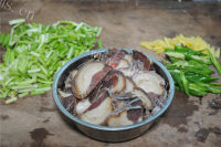 营养丰富的蒜苔炒腊肉做法图解1)