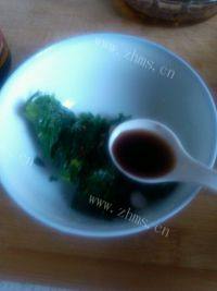 口感丰富的凉拌芹菜叶做法图解7)