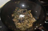 家常菜酸菜猪肚汤做法图解3)