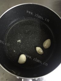 美味的焦糖醋排骨做法图解2)
