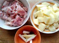 家常菜土豆炖鸡肉做法图解1)