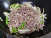 白菜梗炒肉做法图解6)