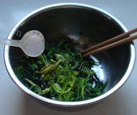 下饭的凉拌菠菜做法图解10)