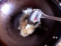 家常菜青椒炒肥肠做法图解2)