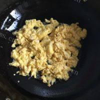 很有食欲的韭菜炒鸡蛋做法图解7)