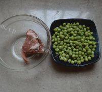 家常菜肉末豌豆做法图解1)