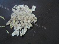 简单易做的青椒炒肥肠做法图解8)