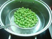 家常菜肉末毛豆做法图解2)