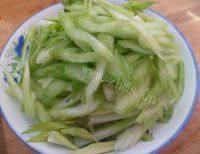 口感极佳的黑木耳炒芹菜做法图解1)