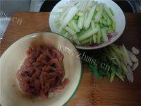 家常菜芹菜炒瘦肉做法图解1)