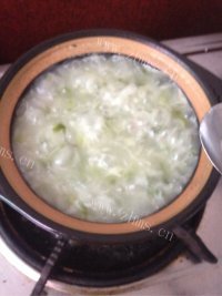 美味的排骨春菜粥做法图解5)