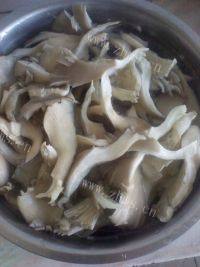 美味的鸡腿炖蘑菇做法图解5)