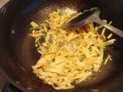 青椒豆皮炒肉做法图解3)