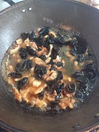 香气浓郁的五花肉炒黑木耳做法图解7)