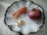 家常的洋葱炒鸡肉做法图解1)