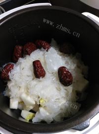 美味的冰糖银耳炖雪梨做法图解3)