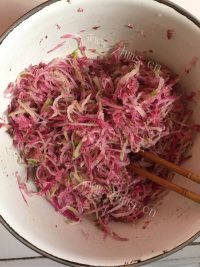 可口的白萝卜丝包子做法图解2)