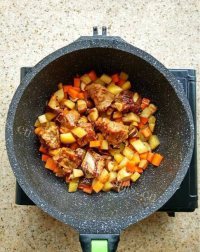 美味的排骨焖杂粮饭做法图解8)