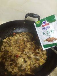 简单的牛腩闷土豆做法图解8)