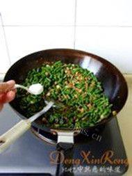 美味的肉丁炒豇豆做法图解9)