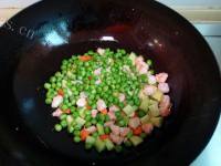 色泽鲜亮的豌豆虾仁的做法图解五