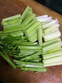家常菜西芹炒鱿鱼做法图解2)