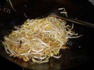 美味豆芽炒韭菜做法图解8)