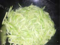 美味营养的清炒西葫芦做法图解6)