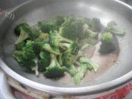 常吃不腻的西兰花炒肉做法图解7)