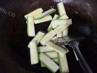 家常菜西葫芦炒牛肉做法图解4)