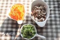 美味的彩蔬鲜虾蛋蒸饭做法图解2)