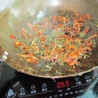 简易梅干菜炒虾做法图解6)