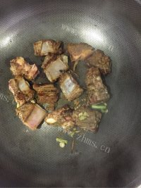 美味的蚝汁排骨做法图解4)
