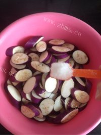 家常菜炒茄片做法图解2)