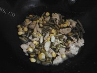 家常菜酸豆角炒肉做法图解7)