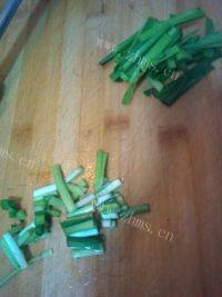 诱人的韭菜炒豆芽做法图解2)