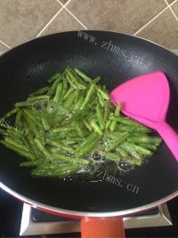 脆嫩可口的干煸豆角做法图解1)