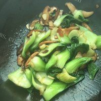 家常菜香菇炒油菜做法图解8)