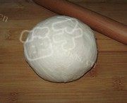 精致的花环夹沙面包做法图解3)