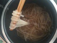 好吃的雪菜肉末味的土豆粉做法图解9)