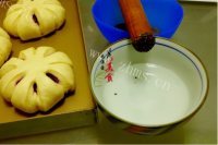 美味的紫薯花包做法图解8)
