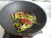 家常菜腊肠炒芦笋做法图解7)