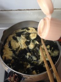 热腾腾的紫菜蛋花汤做法图解10)