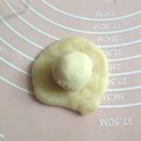 诱人的豆沙菊花酥做法图解4)