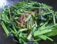 家常菜茼蒿炒肉丝做法图解4)