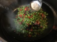 美味的三色辣椒炒猪脆骨做法图解8)