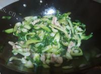 诱人的油菜炒肉做法图解7)