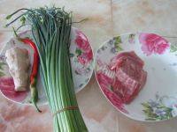 家常菜韭苔炒肉丝做法图解1)