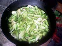 常吃不腻的芹菜炒肉做法图解1)